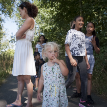Blond klein meisje op een speurtocht in Overvoorde Bos, Den Haag