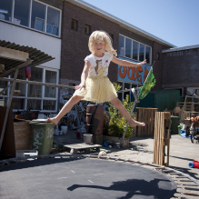 Foto van een meisje dat op de trampoline springt in Moerwijk, Den Haag