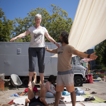 Oudere vrouw die acroyoga doet in Moerwijk, Den Haag