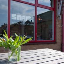 Foto van een bos gele tulpen op een terrastafel voor lunchroom Smaak Haarlem