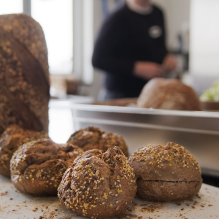 Brood op een plank in een horecakeuken