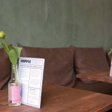 Interior photo of Smaak Haarlem displaying tables with menus and flowers